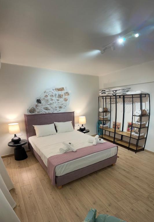 a bedroom with a large bed and two lamps at Agali Luxury Home in Khamilón