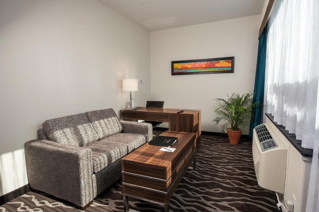 Posezení v ubytování Encore Suites by Service Plus Inns