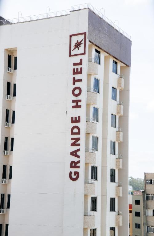 a hotel sign on the side of a building at Grande Hotel Ipatinga in Ipatinga