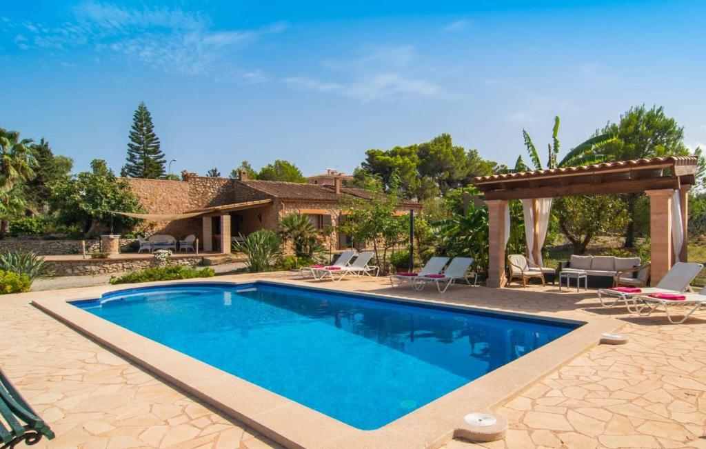 a swimming pool in front of a house at Sa Plana Port Nou in Cala Millor