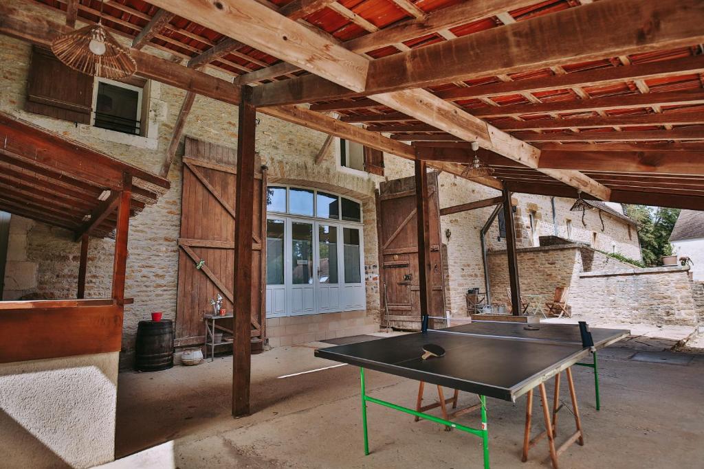 a ping pong table in the middle of a room at Moulin de Vézelay - Maison d'hôtes in Fontenay-près-Vézelay