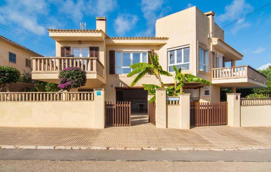 a house with a fence in front of it at Es Ganxo House in Porto Cristo