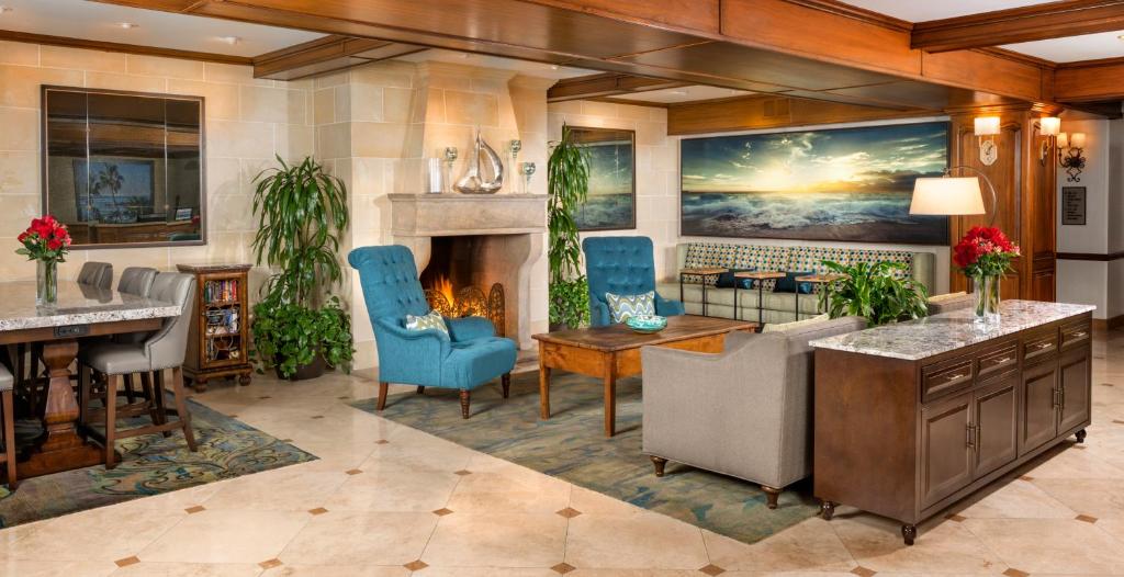 uma sala de estar com mobiliário e uma lareira em Ayres Hotel Laguna Woods - Aliso Viejo em Laguna Woods