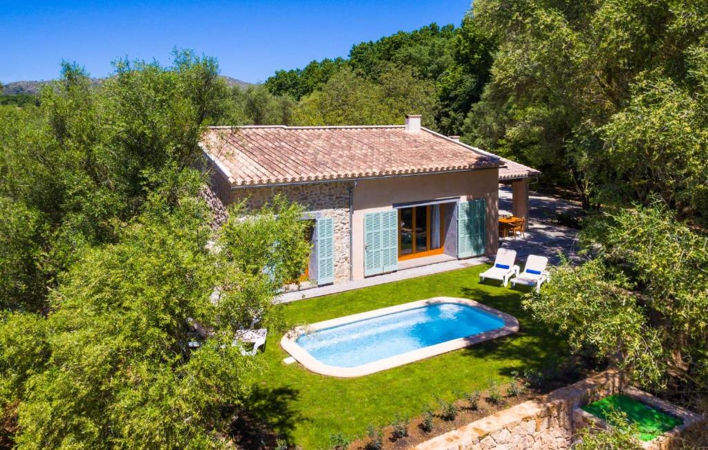 an aerial view of a house with a swimming pool at Na Mikeleta in Capdepera