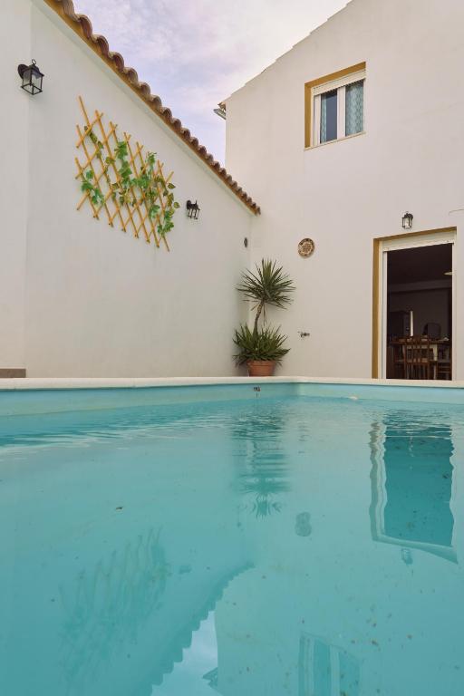 a swimming pool in front of a house at Casilla Soleá Rural in Carcabuey