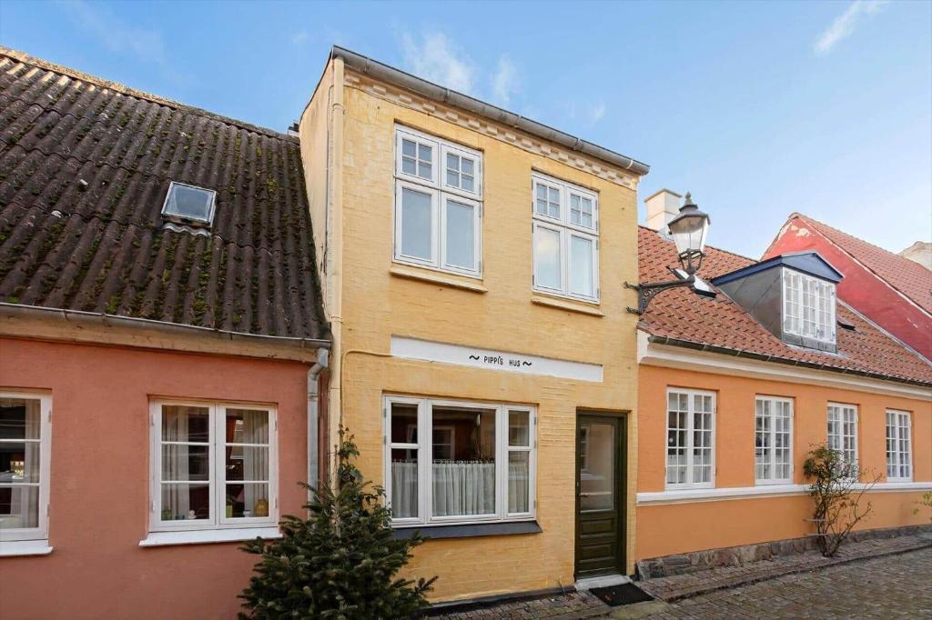 a group of buildings in a street with a building at FY406-Faaborg-Bojestraede-4-A in Faaborg