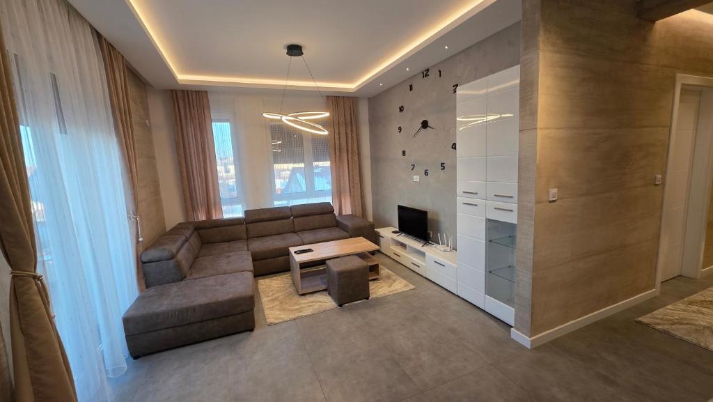 a living room with a couch and a television at Apartman Nadja in Šabac