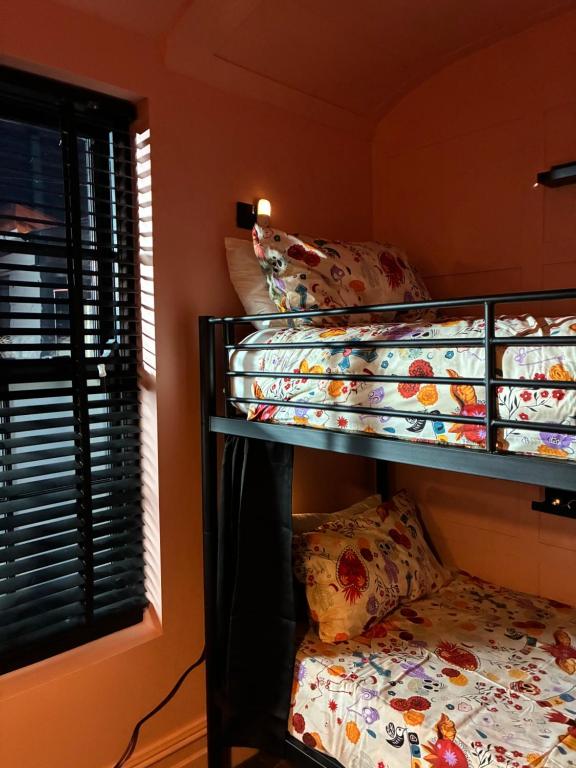 a bunk bed in a room with a bunk bedutenewayangering at BOHOSTEL in Macclesfield