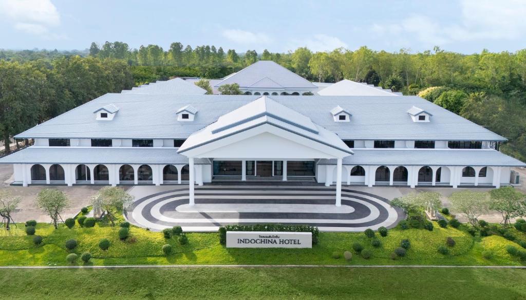 eine Luftaufnahme eines großen weißen Gebäudes in der Unterkunft Indochina Hotel in Aranyaprathet