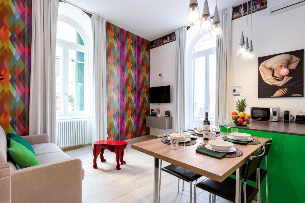 a living room with a table and a green wall at InLuce Terrazza in Sanremo