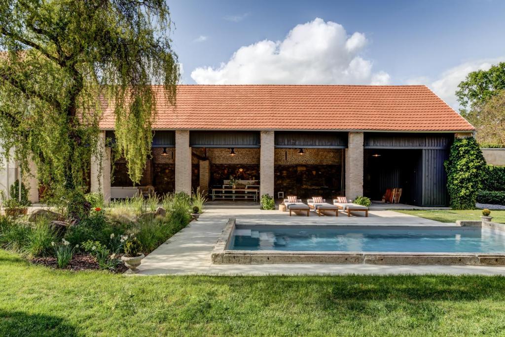 a house with a swimming pool in the yard at Darmyšl No13 in Staré Sedlo
