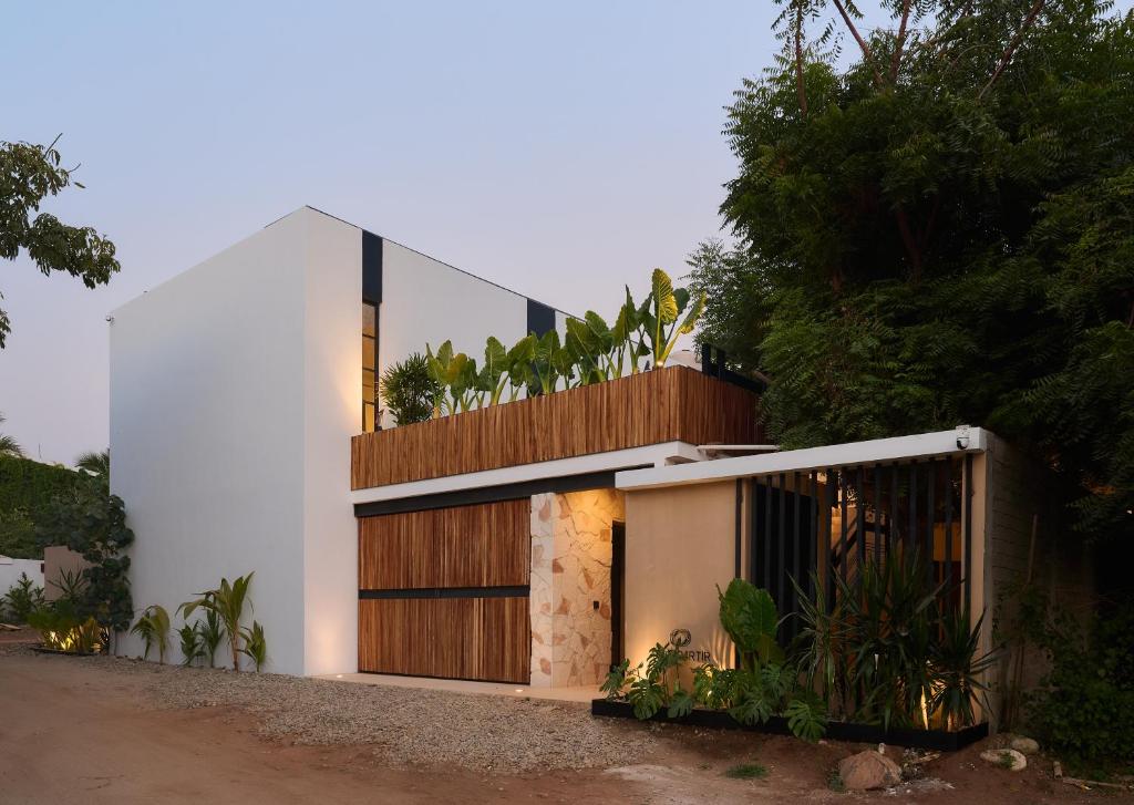 a house with a gate and a fence at Hotel Compartir in Brisas de Zicatela