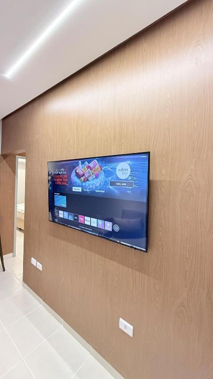 a flat screen tv mounted on a wall at Luxuoso Apartamento 2 quartos no Centro in Imperatriz
