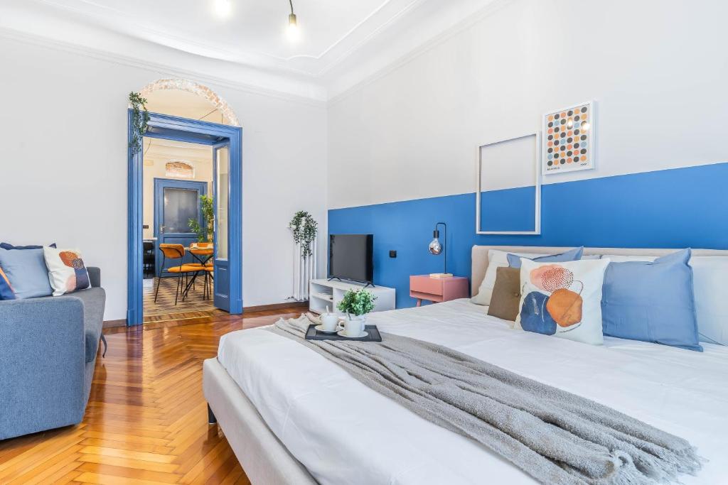Elegant City Center Flat 5 Guests - M1 Metro - Fast Wi-Fi - AC & Balcony