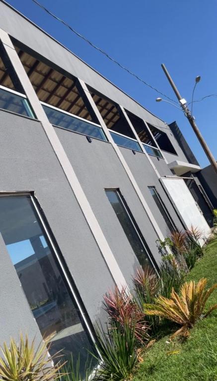 a building with plants in front of it at Mansão Xodó in Marataizes