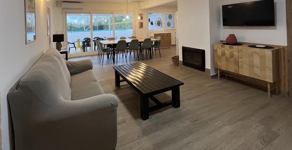a living room with a couch and a table at Casa rural Macondo in Trujillanos