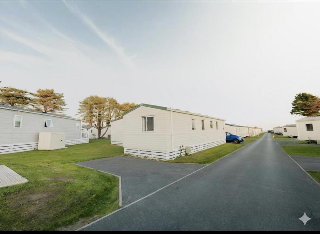 a road leading up to a row of mobile homes at Captain's Quarters B67 in Brixham