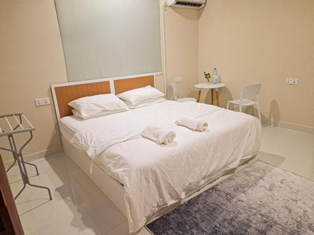 una camera da letto con un letto con due asciugamani sopra di Deam Stay a Kulhudhuffushi