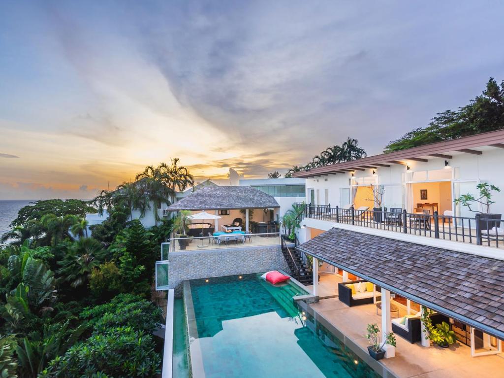 uma vista aérea de uma villa com piscina em Katamanda - Villa Amanzi by Elite Havens em Praia de Kata