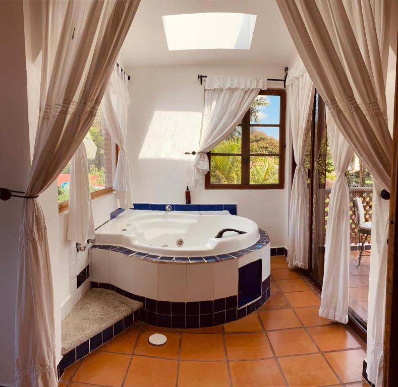 Posada Los Alcatraces - Kamer Met Kingsize Bed En Spabad