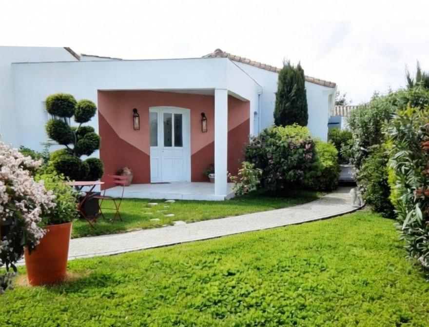 a house with a green yard with a driveway at Chambres d'Hôtes Aube de Lune in Saint-Palais-sur-Mer