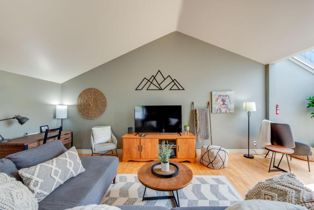 a living room with a couch and a tv at L'Érablière 75 - 3 chambres - 7 personnes in Saint-Férréol-les-Neiges