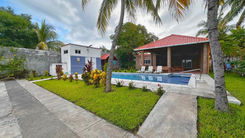 une maison avec une piscine dans un jardin dans l'établissement Milamar, à Iztapa