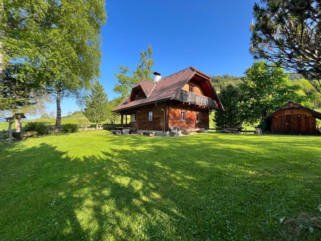 an old house and a barn in a field at Die Petzl Hütte - Kreischbergblick in Kaindorf