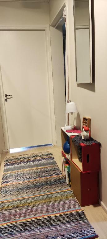a room with a door and a rug in front of a door at Kerrostalomajoitus in Riihimäki