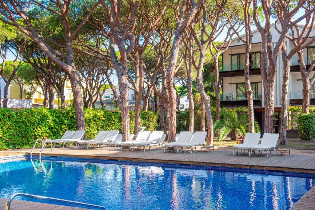 Piscina a NM Suites by Escampa Hotels o a prop