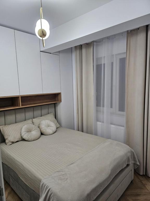 a bedroom with a bed with two pillows on it at Urusagului flat in Floreşti
