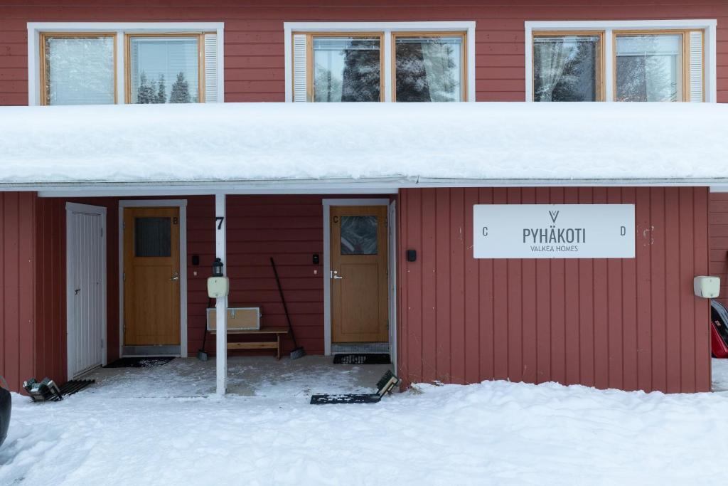 a red building with a sign that reads my kindergarten at Pyhäkoti C - 30 Metres From the Slopes - Valkea Homes in Pyhätunturi