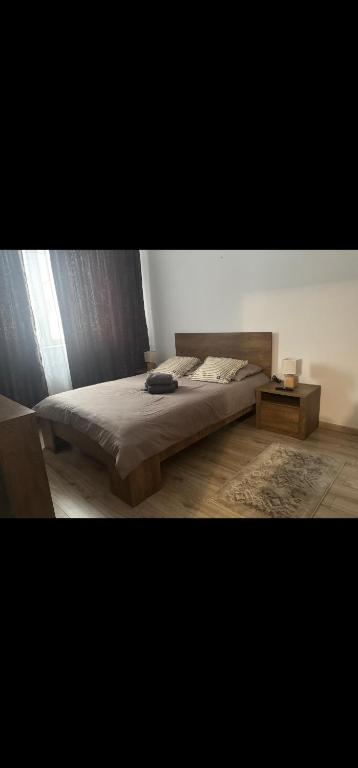 a bedroom with a large bed and a table at Tautiului 222 apartment in Floreşti