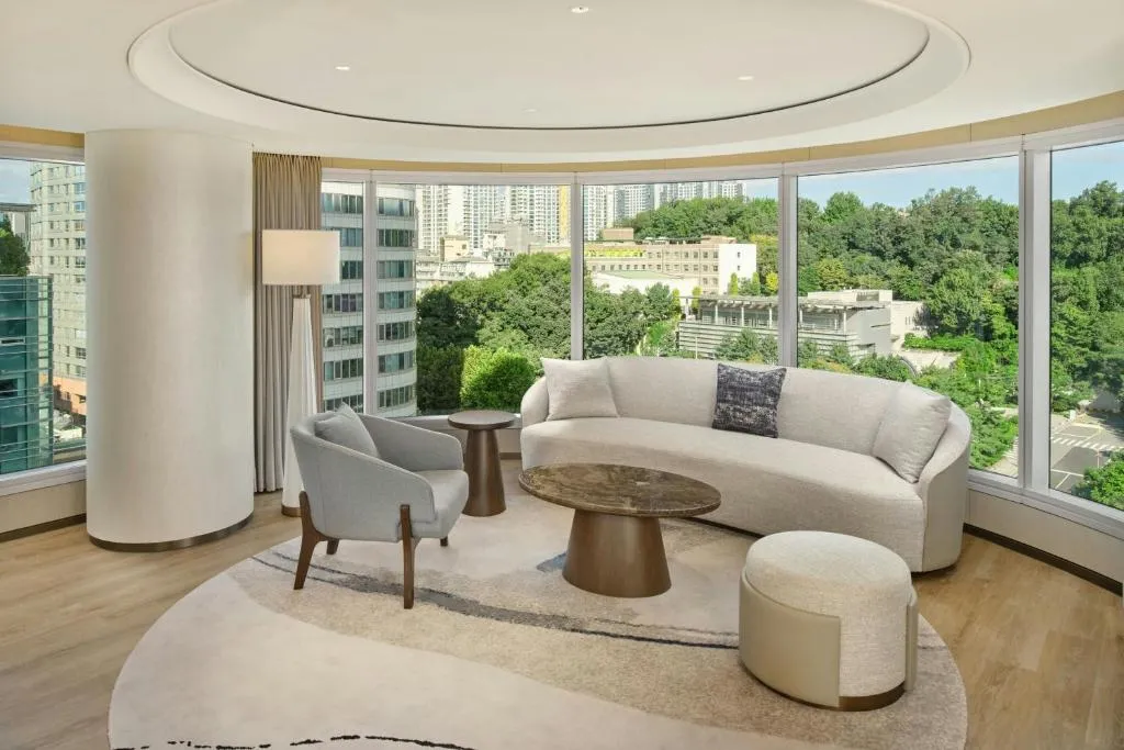 Corner Suite, Club level, Suite, 1 King