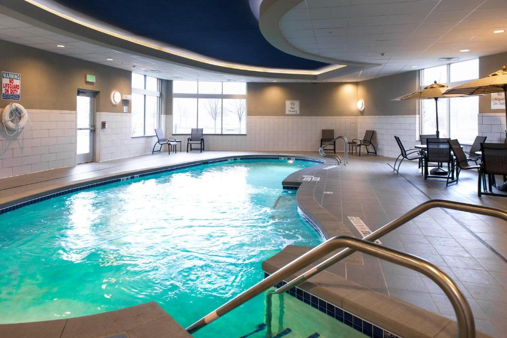 Holiday Inn Express and Suites Madison Central by IHG photo