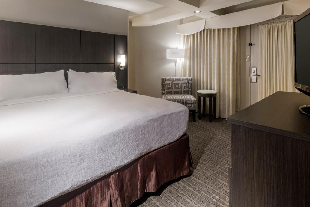 Holiday Inn and Suites Phoenix Airport North, an IHG Hotel - 