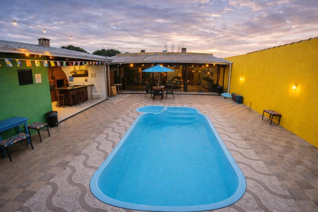 a swimming pool in the middle of a patio at Villa Kanindé Bonito in Bonito