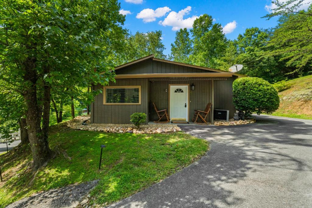 a small house with a driveway at Pigeon Forge Home in Pigeon Forge