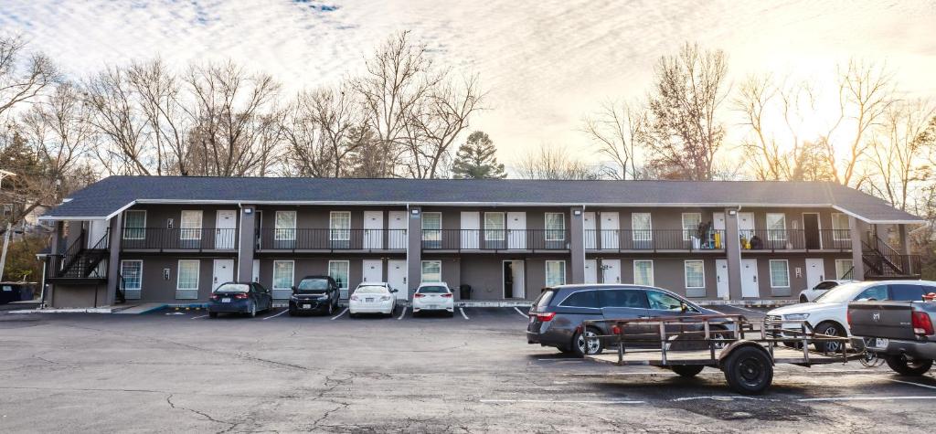 a building with cars parked in a parking lot at Jackson Town House Inn in Jackson