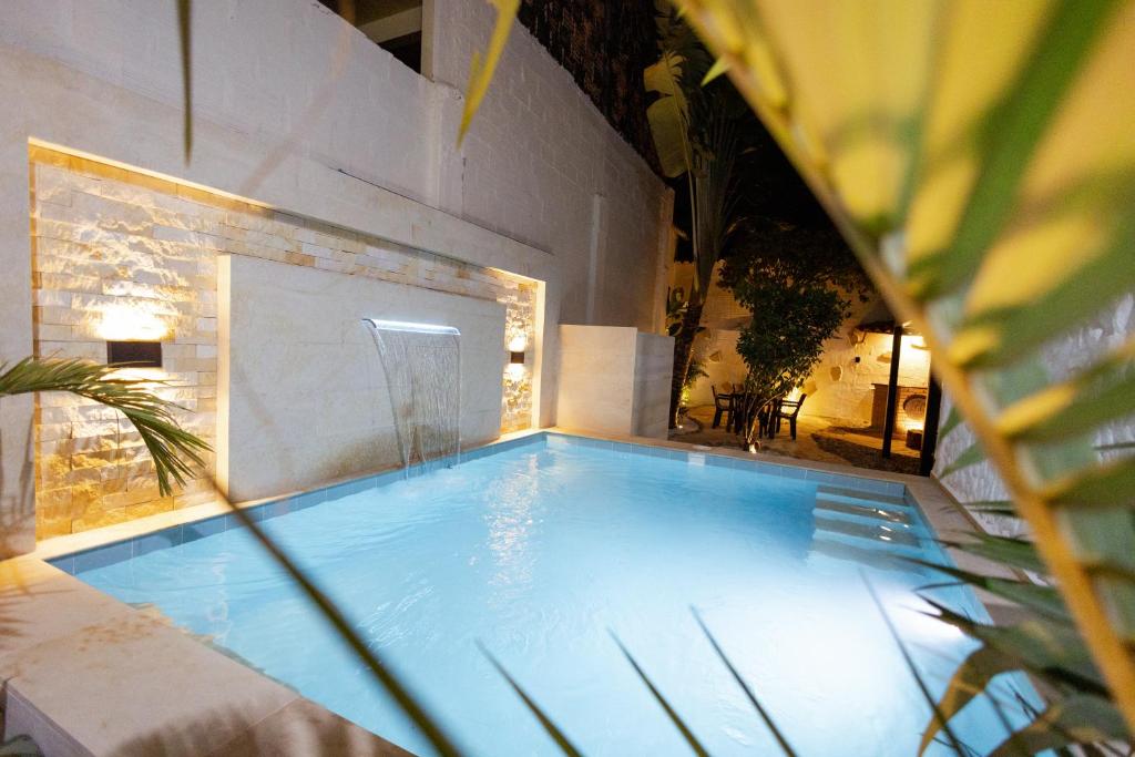 a large swimming pool in a building with at Casa Lilí Guaduas in Guaduas