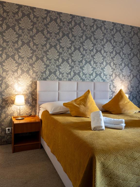 Llit o llits en una habitació de NOVA City Hotel