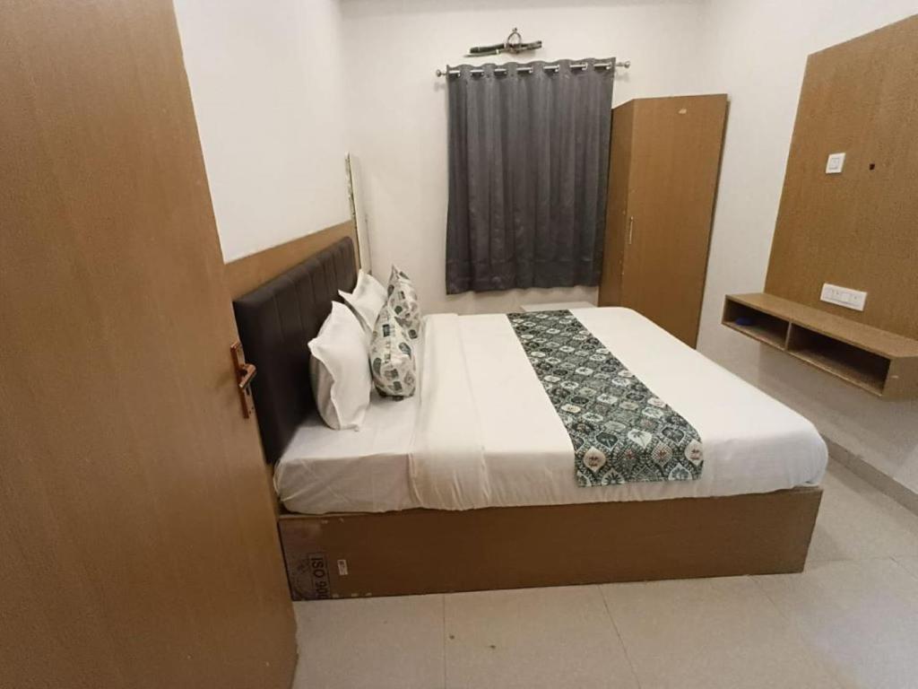 a bedroom with a bed in a room at HOTEL SHREE JMM Mount View in Udaipur