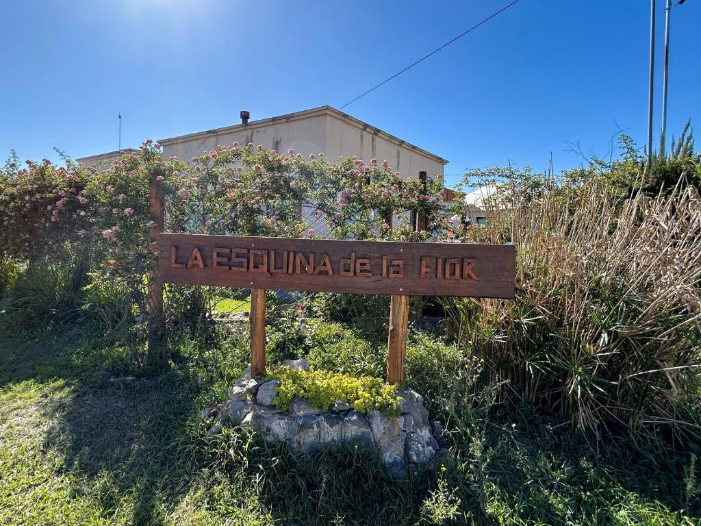a sign that says la requulum de el rift at LA ESQUINA DE LA FLOR in Campo Quijano
