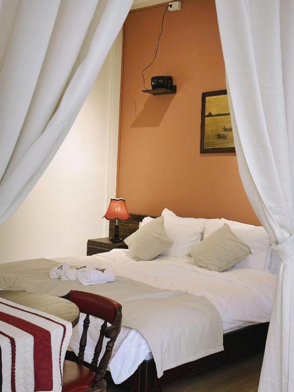 two twin beds in a room with a window at Jin homestay in Thôn Lại Thê