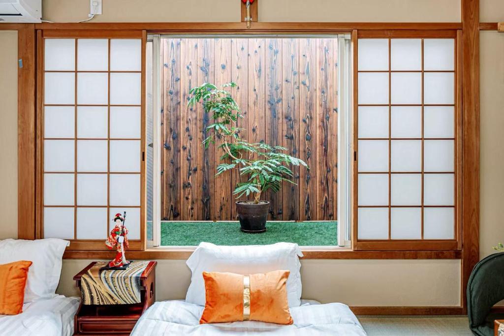 Kyoto Station Shinkansen,3 mins drive,15 mins walk, 3 bedrooms, 1 living room, 2 bathrooms, 68 sqm, washing machine with dryer, free parking