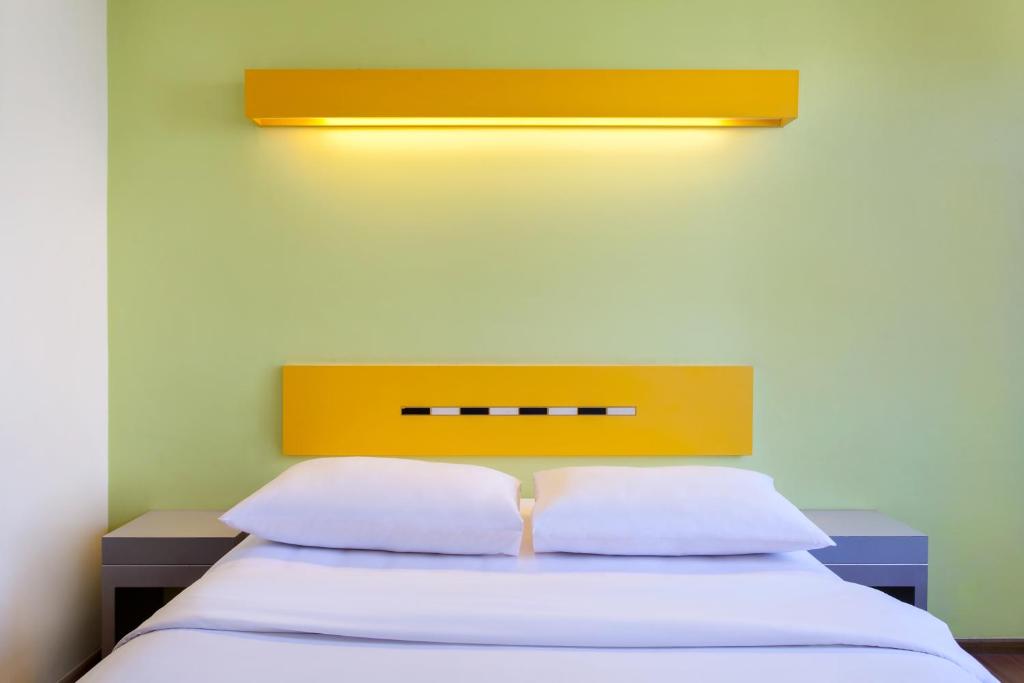 Postel nebo postele na pokoji v ubytování Ibis Budget Jakarta Menteng