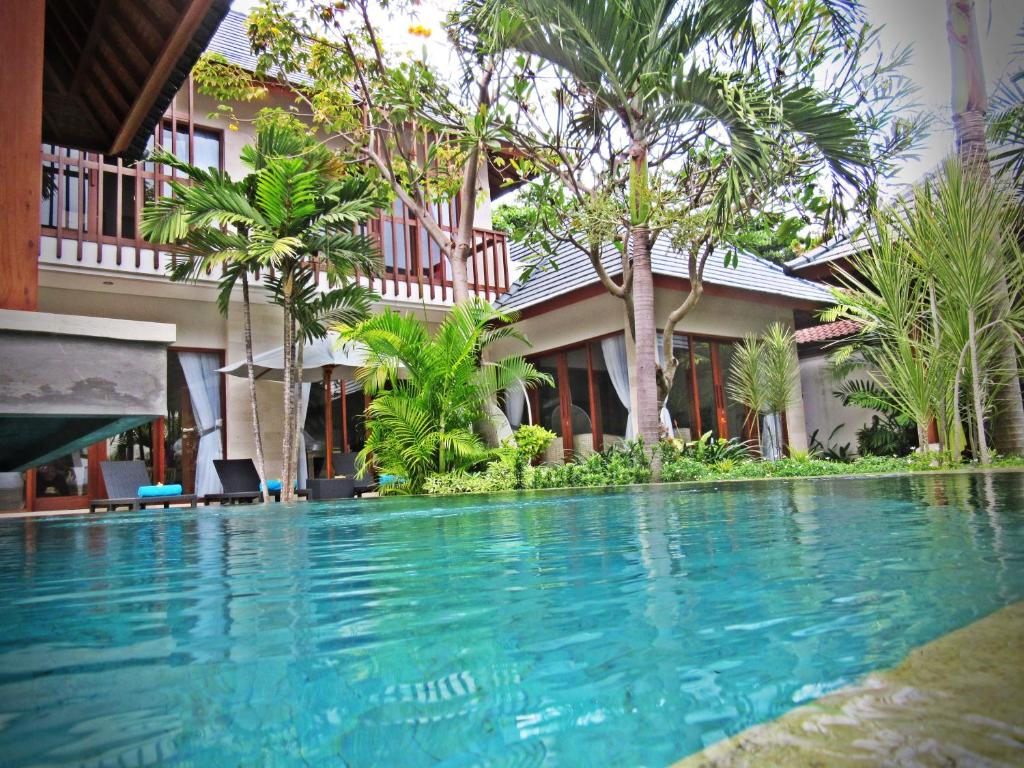 - une piscine en face d'une maison arborée dans l'établissement Villa Tounga Sanur, à anur