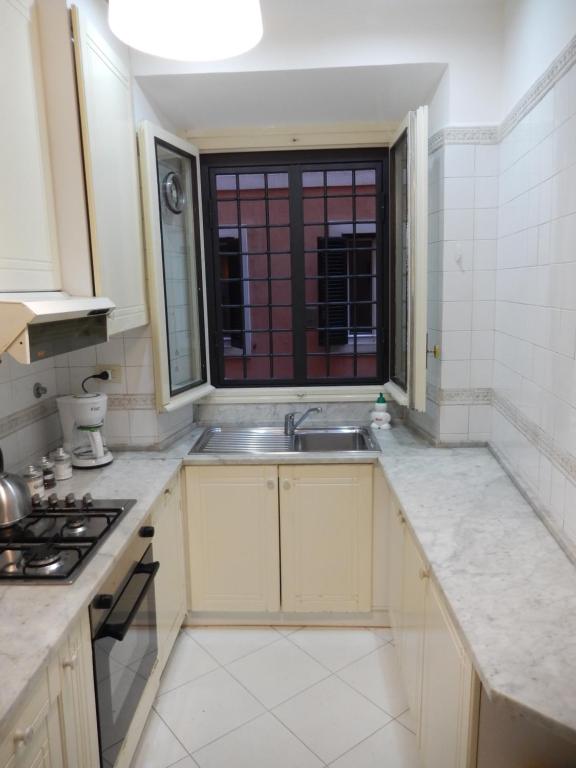 Kuchnia lub aneks kuchenny w obiekcie Colosseo Homerents 2