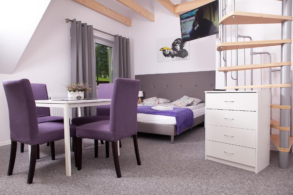 1 dormitorio con 1 cama, mesa y sillas en Villa Rosa, en Stronie Śląskie