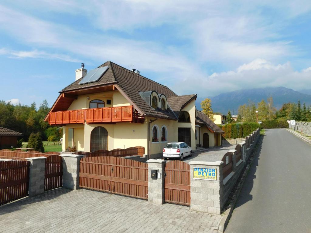 Nespecifikovaný výhled na hory nebo výhled na hory při pohledu z penzionu